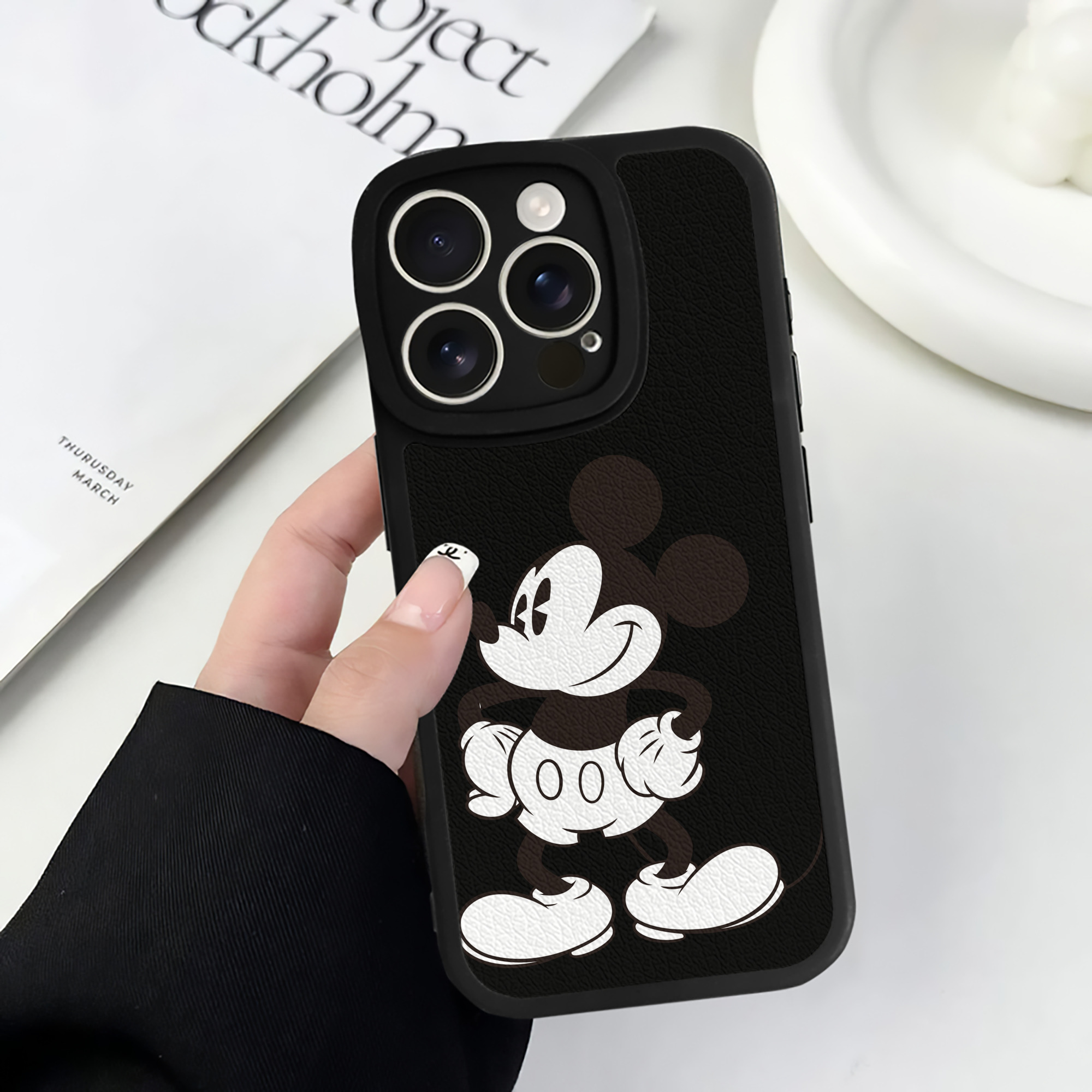 （画像用） ミッキーマウス Mickey Mouse 【iPhone 16シリーズ対応】シリコンスマホケース（レザー調） 材質：シリコン